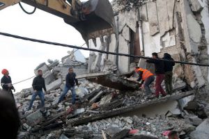 România trimite ajutoare în Albania. Cel puţin 15 morţi şi sute de răniţi în cel mai puternic cutremur din ultimii 30 de ani (FOTO)