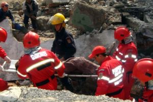 A vrut să demoleze un zid şi a ajuns sub dărâmături