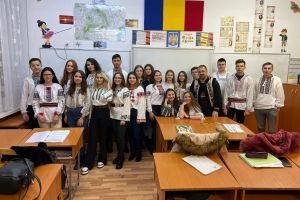 FOTO! Elevii unui liceu din Botoşani au venit îmbrăcaţi în ii la şcoală