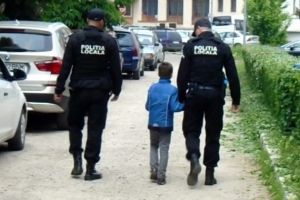 Copil de 7 ani, găsit de poliţiştii locali, rătăcind pe străzile din Făgăraş