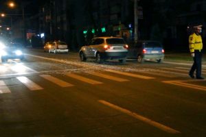 Soţ şi soţie, accidentaţi pe trecerea de pietoni. Au ajuns în stare gravă la spital