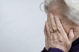 Bătrânică din Sibiu prădată de hoţi – I-au spus că vor să repare un cablu electric, dar i-au furat toţi banii