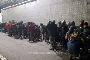 48 de migranţi înghesuiţi în remorca unui automarfar, depistaţi la Nădlac