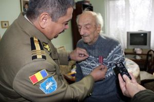 Colonel (r.) Constantin Zavati, în vârstă de 96 de ani, decorat de Colegiul Militar din ...