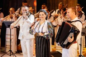Laura Olteanu şi Orchestra Fraţilor Advahov din Chişinău, într-un spectacol extraordinar ...