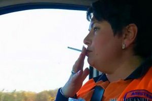 Imaginea Ambulanţei Bihor? O asistentă de la substaţia Suplacu de Barcău, filmată fumând şi savurând o Cola în timpul unei intervenţii de urgenţă (VIDEO)