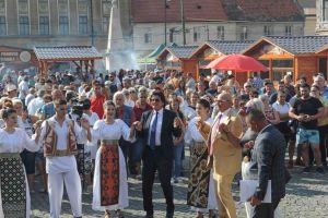 Să vină turiştii în Piaţa Traian! Avem lăutari, fum de mici şi dedicaţii pentru primarul Robu
