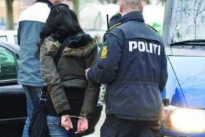 Atenţie la escroci! O femeie de 41 de ani, prinsă de poliţişti după ce a făcut un „mişmaş” într-un magazin din Alba Iulia