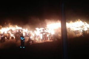 Incendiu uriaş la Moşoaia, mii de baloţi transformaţi în cenuşă!