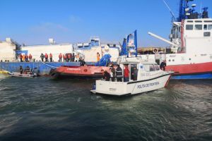 Pentru salvarea oilor, alte doua decupaje in nava rasturnata in Portul Midia (galerie foto)