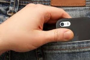 Furturile din buzunare tot mai dese în mall-ul din Șelimbăr – Un copil a rămas fără telefon