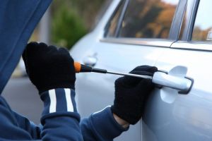 Furt dintr-o maşină pe Aleea Pajiştei – Hoţul, prins în flagrant de proprietar