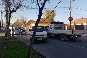 FOTO. Accident cu trei maşini în municipiul Satu Mare. Două persoane au ajuns la spital