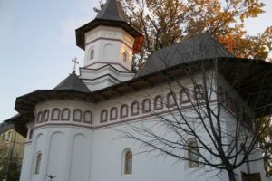 Preasfinţitul Calinic Botoşăneanul slujeşte, sâmbătă, la o biserică din municipiul Botoşani