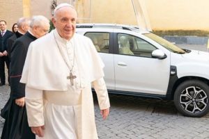 Papa Francis a primit un DUSTER 4×4 fabricat la Mioveni!