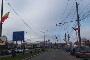 TÂRGOVIȘTE: Mii de steaguri au împânzit oraşul