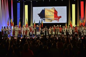 Junii Sibiului îi încântă pe sibieni cu spectacolul „Noi suntem români!”, de Ziua Naţională a României