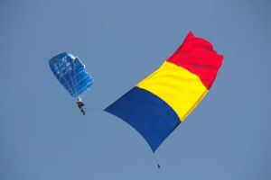 Noutăţi în programul Zilei Naţionale a României, la Braşov. Spectacol aviatic şi aterizare la punct fix, cu paraşuta