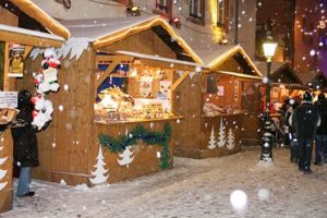 Căsuţe cu produse tradiţionale şi Casa lui Moş Crăciun la Târgul din Piaţa Sfatului