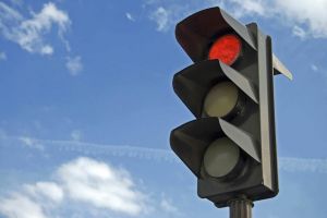 Băut, cu permisul anulat, a trecut pe roşu şi a intrat într-o altă maşină