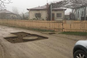 FOTO Firmă de construcţii din Botoşani amendată pentru că a decapat asfaltul, dar nu i-a avertizat pe şoferi