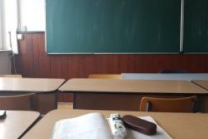 Studentii de la Litere au trecut de la durerile de cap, la greturi si varsaturi. Tinerii sunt tinuti la cursuri in mirosuri toxice ca la Auschwitz