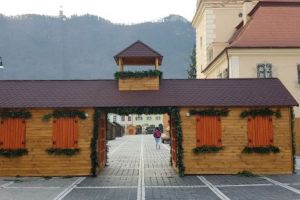 FOTO Căsuţe cu produse tradiţionale şi Casa lui Moş Crăciun la Târgul din Piaţa Sfatului