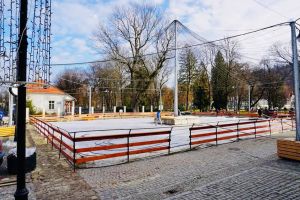 Pregătiri pentru amenajarea patinoarului în faţa Palatului Culturii