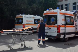 Accident cu o ambulanţă în Bihor: O asistentă medicală a fost transportată la spital 