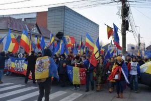 Marşul Unirii dă startul zilei de 1 Decembrie la Alba Iulia: Participă oameni din toate colţurile ţării, din stânga şi din dreapta Prutului, dar şi participanţi din Diaspora