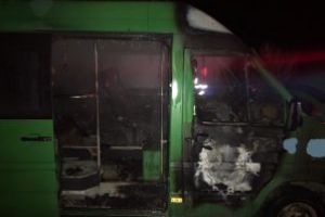 Microbuz mistuit de flacari la Satulung (FOTO)