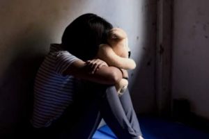 Fetiţă de 12 ani din Botoşani violată de propriul tată. Bărbatul, arestat preventiv, a avut o explicaţie halucinantă pentru fapta sa