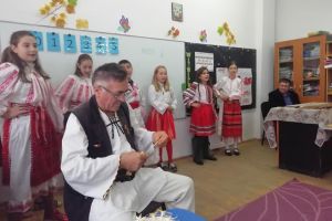 Lecţie inedită de istorie pe linguri de lemn, la Școala Șelaru