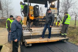 Flutur, prezent alături de primarul din Comăneşti la începerea lucrărilor de asfaltare a ...
