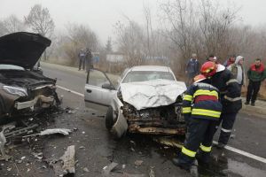 O şoferiţă a fost rănită grav, după ce a pătruns cu maşina pe contrasens
