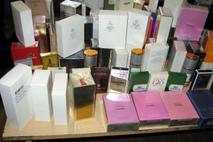 Maramureşean prins cu parfumuri contrafăcute, la Vama Petea. Poliţişti au confiscat tot