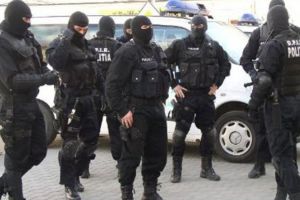 Acum, perchezitii in cartierul Lacu Dulce / Traficantii de droguri din Braila, tinta ofiterilor antidrog