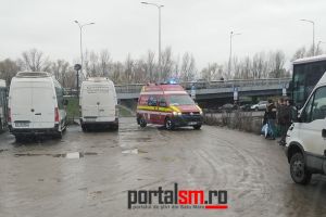 FOTO. Bărbat căzut în staţia de autobuz. Martorii au sunat la 112