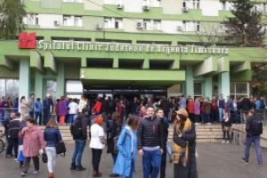 Primul PROTEST din cauza unei decizii luate de Guvernul Orban: demiterea managerului Spitalului Judeţean din Timişoara a scos angajaţii în stradă