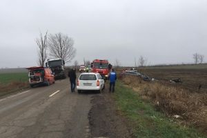 FOTO Accident cumplit la Botoşani! Bărbat încarcerat după impactul dintre o maşină şi un camion