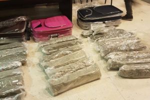 DIICOT: Barbat, retinut pentru savarsirea infractiunii de trafic de droguri de risc si mare risc (galerie foto)