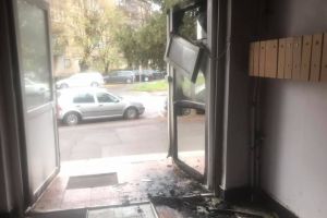 Cocktail Molotov: Uşa unui bloc din Oradea, incendiată intenţionat (FOTO)