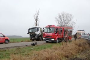 FOTO Tragedie! Șofer mort după impactul dintre un autoturism şi un camion, la Botoşani