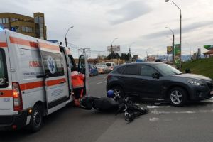FOTO Accident lângă Kaufland în Șelimbăr – O maşină a lovit un scuter