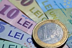 Euro  stabileşte un nou record, ajungând să fie vândut cu 4,9 lei