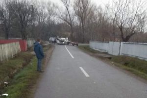 FOTO Accident într-o comună din Botoşani. Căruţă spulberată de un autoturism