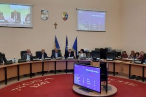 Cum a fost modernizat iluminatul public pe strada unde locuieşte primarul. Creţu: Am făcut economii