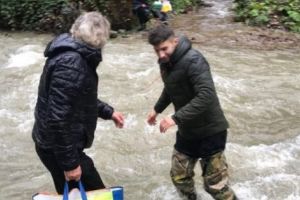 Riscându-şi viaţa, un PREOT din Argeş a dus AJUTOARE în pustiu!