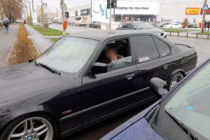FOTO. Tânăr cu BMW, surprins făcând drifturi pe Careiului. Poliţiştii, rugaţi să ia măsuri