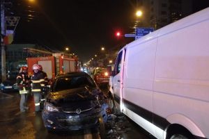 Trei maşini, implicate într-un accident rutier în zona Pieţei Decebal (FOTO)